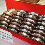 梅木商店 - あくまきがたくさん並んでおります