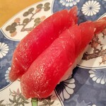 廻鮮寿司 塩釜港 - 生マグロ150円(外税)
      これが150円(外税)とか半端ないっしょ！ねっとりと舌に絡み付く身がたまりません｡:+((*´艸`))+:｡
      これ好きすぎて、今までに何皿食べたか覚えてないわ(笑)