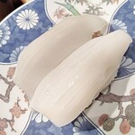 廻鮮寿司 塩釜港 - イカ150円(外税)
      150円で出してくれるなんて本当良心的♪