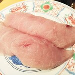 廻鮮寿司 塩釜港 - メカジキ300円(外税)
      中々お刺身で頂ける機会ありませんが、旨味もあるし歯応えもあって美味しいんですよね～♪