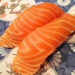 廻鮮寿司 塩釜港 - 生サーモン150円(外税)
      150円で出してくれるなんて本当良心的♪