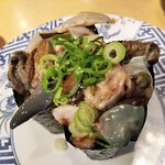 廻鮮寿司 塩釜港 - アワビの肝軍艦250円(外税)
      これは中々食べれないですよね、少し癖は有りますが美味しかったです！