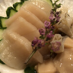 船正 - 右側が、ホタテの肝のお造りです！