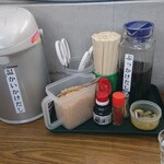 日の出製麺所 - 卓上の様子