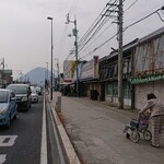 日の出製麺所 - 駅側から行列が見えます