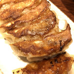 ひろめで安兵衛 - 写真はドアップなので、大きさは分かりにくいですが、通常の餃子よりも小さくて一口サイズなので、1人で一人前の7個入りをペロリといけちゃいます♫
                                餃子の皮は程よくカリッとしていて美味しいです！