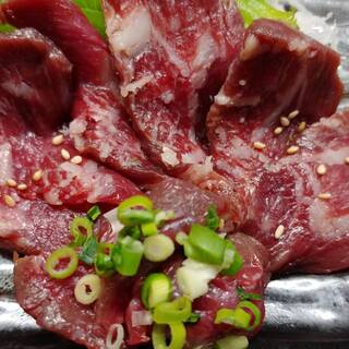 当店名物「馬肉」。築地の目利きが厳選「うに刺し」などの料理も