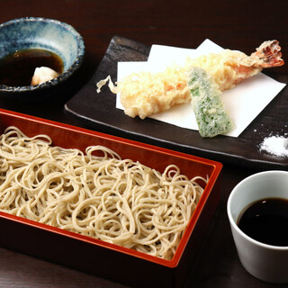 手軽で本格的な、国産石臼挽のそば粉を使用した手打ち蕎麦