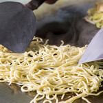 てっぱん食堂 - 麺 お好み焼専用麺「磯野製麺」を使用