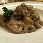 トラットリア カヴァタッピ - メイン：鶏のポルチーニクリーム煮