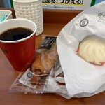 ファミリーマート - 料理写真:ソーセージドーナツ&コーヒー&肉まん~☆