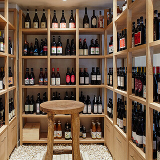 와인 숍에서 선택한 와인을 그 자리에서 즐길 수 있습니다.