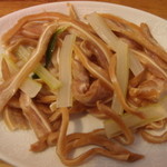 哈爾濱餃子 - 豚の耳とセロリのサラダ