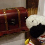 うさぎとぼく - ４回目のミッションは、お店の中に隠された宝箱を探してお菓子をゲットするというもの。探し回るちびつぬ