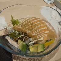牛刺しと焼肉 仔虎 クリスロード店 - 仔虎サラダ 800円