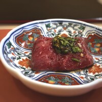 鮨 そえ島 - ◆ナガスクジラ・尾の身、韮醤油で・・片面を軽く炙ってあります。 こちらでは何度が頂いていますが、鯨は甘味を感じ韮醤油も良く合い美味しいこと。