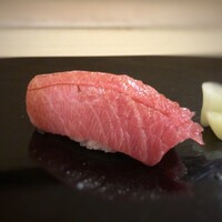 鮨 そえ島 - 大トロ寄り中トロ（銚子：56kg）・・上品な脂を感じ美味。