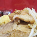 ラーメン二郎 - 豚の厚み