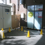 ラーメン二郎 - 店外のウェイティングスペース