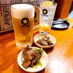 Gyuutan Iroha - 生ビール(490円)、塩レモンサワー(490円)
                        お通しの牛タンチャーシューが美味しかった