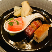 中国飯店 富麗華 - 前菜盛り合わせ(鮑、クラゲ、焼豚２種、トマト煮)