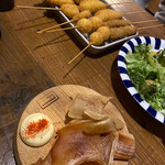 クサツタテナガ - エイヒレと串カツ盛り合わせ