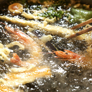 揚げたての天ぷらを熱々で。自家製ブレンドの昆布いりこ塩で。