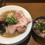 荒町商店中華そば ふじやま - 特製追いサバ節そば1030えん 〆の肉飯250えん