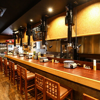 Yakiniku (Grilled meat) solo welcome! Counter seats available. There are also spacious table seats.