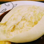 西洋料理 BIZENYA - 白いオムライス1400円 チーズトッピング200円
