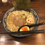 和風楽麺 四代目 ひのでや - ひのでやラーメン、930円。大盛り無料。
