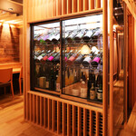 Isoroku ya - 〈こだわりのお酒〉入口正面の日本酒セラーの中には選りすぐりの大分銘酒と全国各地の銘酒がズラり！