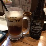 焼鳥 その日暮らし - 黒ホッピー外を注ぐとシャーベットの中焼酎は表面に上がります