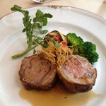 伊藤グリル - 子羊のグリル　外は香ばしく中はほんのりピンク　クレソンとても新鮮　いえーいw