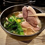 藤乃 - 河内鴨の特徴は、ふくよかな旨味と柔らかい肉質、さらさらで甘みたっぷりの脂身。毎朝早くに〆めたこの河内鴨をその日のうちに調理し新鮮なうちに提供している。美味いはずです。♫