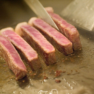 全席カウンター席、お客様の目の前でしっかりと焼き上げます。