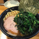 横浜ラーメン とんこつ家  - 醤油ラーメン(¥730)+麺大盛(¥100)+たっぷりほうれん草(¥100)