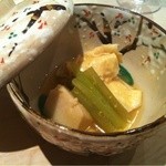 くろぎ - 【2012.4.4】焚合せ：海老芋、巻湯葉、京菊菜