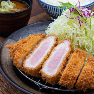 ``Low-temperature fried Pork Cutlet'' has overwhelming softness and strong flavor.