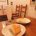 カフェブーサン - 左奥　バナナジュース　　　　　　680円
手前　さつまいものチーズケーキ　650円
右奥　プレーンチーズケーキ　　　550円