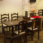 肉&オイスターバル TASSO - テーブル席