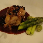 OGINO organic Restaurant - 右：フランス産ウズラの大麦とフォアグラ詰めロースト　トリュフソース