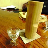 京料理 貴与次郎 - 京の地酒をバカラのグラスで。1940年以前のグラスだそう。粋ですね。