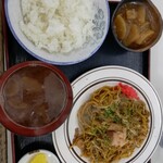 まるは - 焼きそば定食680円。