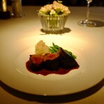 エゾ鹿のステーキ、粒コショウ・ソース。