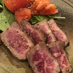 Denenchoufu Washoku Onoda - カウンターの大皿に守られていた塊を見つけ、たまらず所望した牛の腿肉のタタキ。奥のトマトも名前は忘れたけど高知の名品