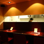 花 - ゆったりしたカウンター席