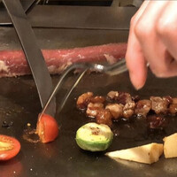 鉄板焼 下野 - 目の前で焼き手の方とお話しながら( ◠‿◠ )