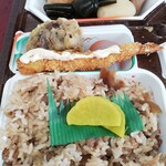 吉野鶏めし保存会 - むすこ左側です