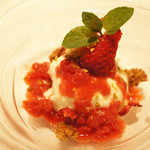 ピアッティ カステリーナ - 2012-04-24のドルチェ。イチゴの甘酸っぱさとクリームがよく合う。